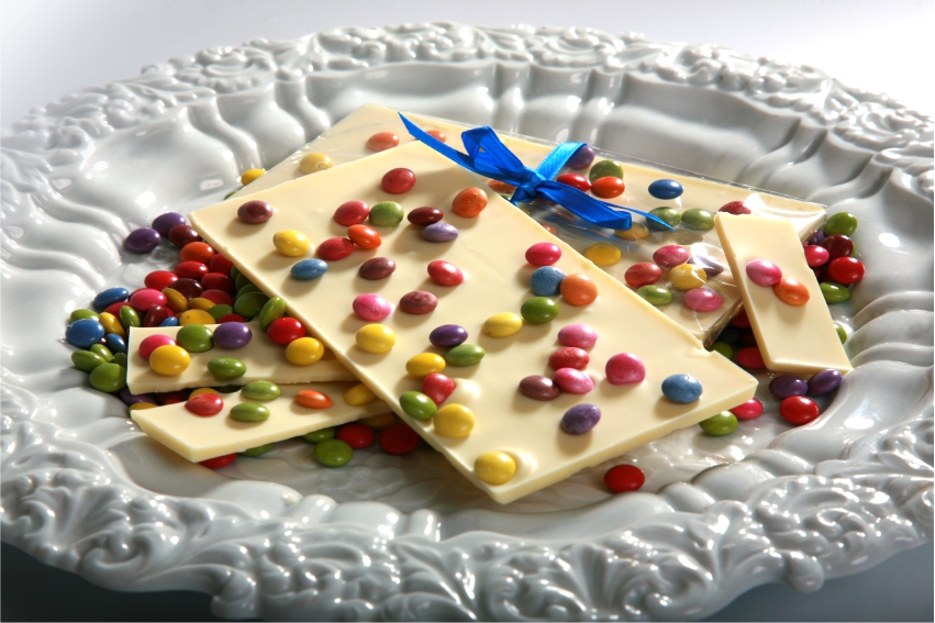 Eine weiße Tafelschokolade mit vielen bunten Smarties
