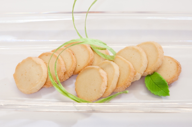 Ungefüllte Honigspitzkuchen mit Zartbitter-Schokolade überzogen dekoriert mit einem Zimtstäbchen